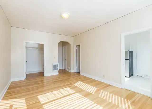 Sunny Oakland Apartment Near Popular Attractions