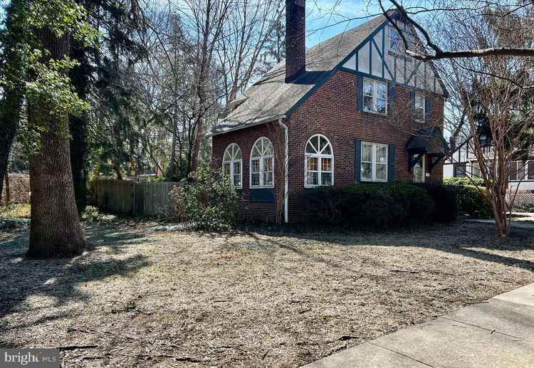 Charming Chevy Chase Tudor - Walk to Bethesda Metro