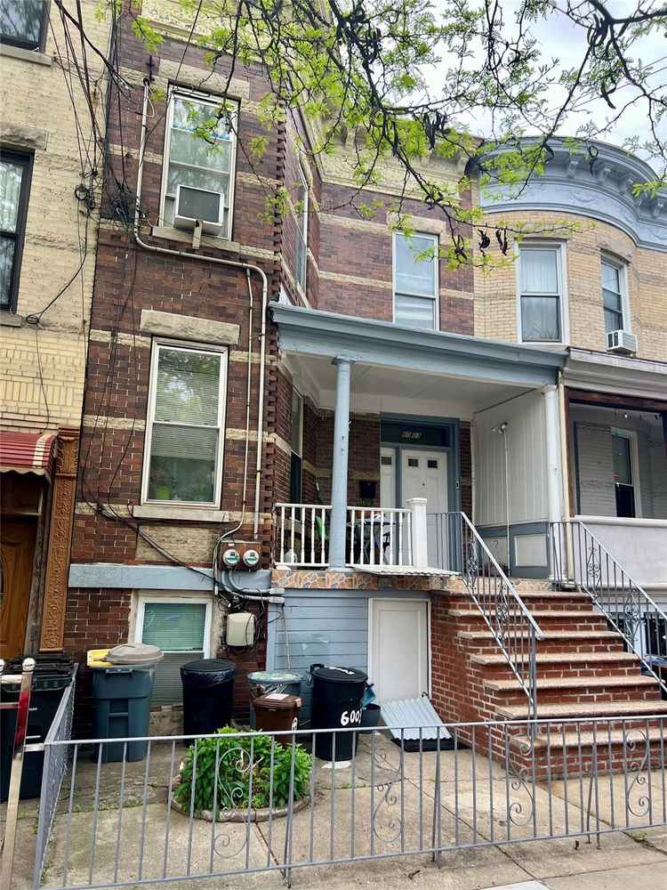 Stunning 7+Br 2-Family Home Near Manhattan