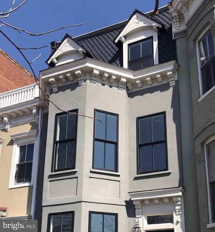Capitol Hill Condo: 2 Bed 2 Bath Top Floor Modern Luxury